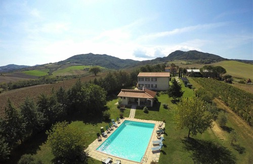 Pomarance Villa | Lovely apartment in villa for 5 guests with WIFI, pool, TV, terrace and panoramic view