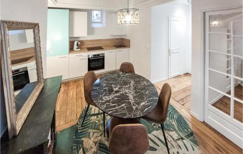 Quartier de Rochechouart Apartment | Lovely Apartment In Paris With Kitchen