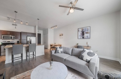 Oak Lawn Apartment | Lovely Apartment in Uptown hub