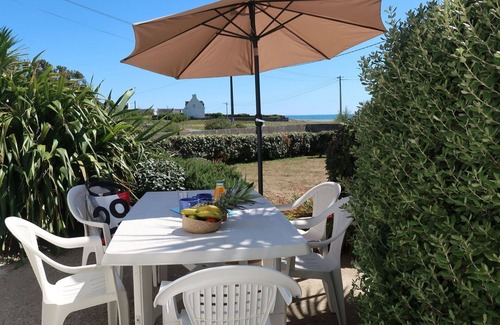 Plozevet House | Lovely apartment in villa for 6 people with TV, terrace and pets allowed