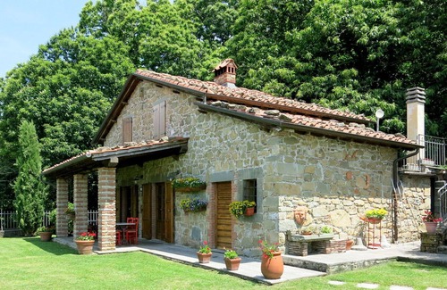 Benabbio House | Lovely apartment in villa for 5 people with pool, WIFI, TV, patio, pets allowed and parking