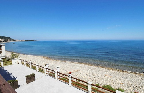 Caronia House | Lovely apartment in villa for 5 people with WIFI, TV, balcony and pets allowed