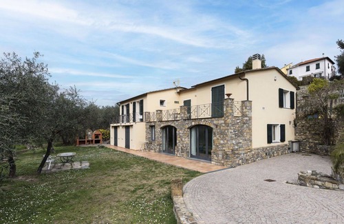 Costa dʼOneglia Villa | Lovely apartment in villa for 4 guests with A/C, WIFI, patio and pets allowed
