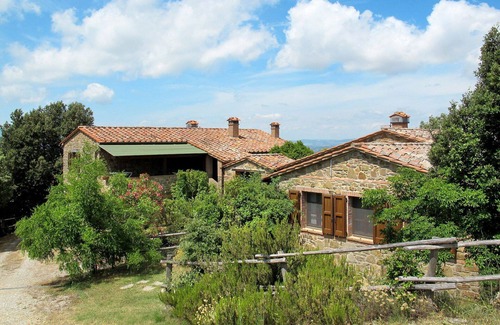 Paciano Villa | Lovely apartment in villa for 6 people with pool, WIFI, TV, terrace and pets allowed