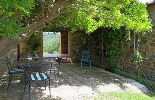 Paciano Villa | Lovely apartment in villa for 6 people with pool, WIFI, TV, terrace and pets allowed