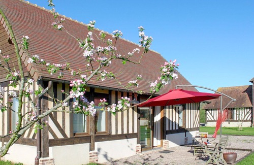 Corbon House | Lovely apartment in villa for 3 people with WIFI, pool, TV, patio and pets allowed
