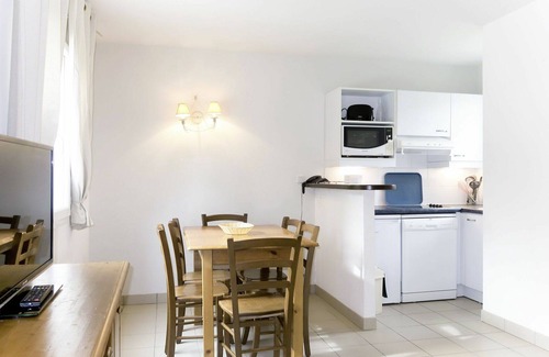Crozon House | Lovely apartment in villa for 6 people with WIFI, pool, TV, terrace, pets allowed and parking
