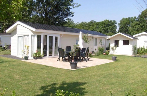 Noordoostelijk van Schaarsbergen House | Lovely apartment in villa for 6 guests with pool, WIFI, TV and terrace