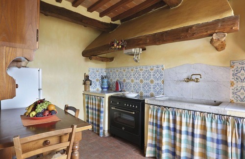 Cascine-La Croce Villa | Lovely apartment in villa for 6 guests with WIFI, pool, TV, patio and pets allowed