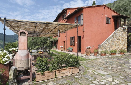 Cascine-La Croce Villa | Lovely apartment in villa for 6 guests with WIFI, pool, TV, patio and pets allowed