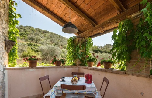 Campagnatico Villa | Lovely apartment in villa with pool, A/C, WIFI, patio, pets allowed, panoramic view and parking