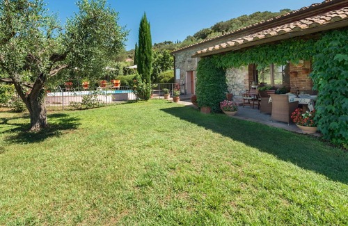 Campagnatico Villa | Lovely apartment in villa with pool, A/C, WIFI, patio, pets allowed, panoramic view and parking