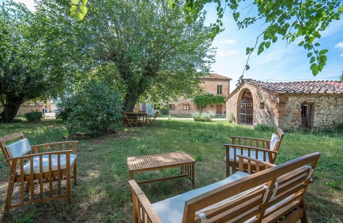 Monteriggioni Apartment | Lovely apartment with WIFI, TV, pets allowed, panoramic view and parking, close to San Gimignano