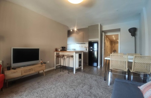 Jaca Apartment | Lovely Apartment with Pool, Squash, Gym, and Parking near Jaca Center