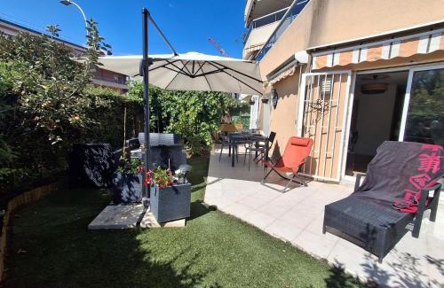 Nice Apartment | Lovely apartment with private garden and a swimming-pool