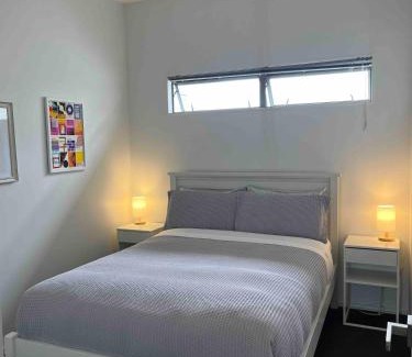 Ponsonby Apartment | Lovely apartment with skytower views and car park
