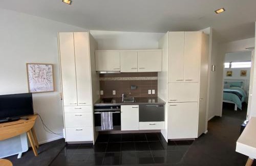 Ponsonby Apartment | Lovely apartment with skytower views and car park