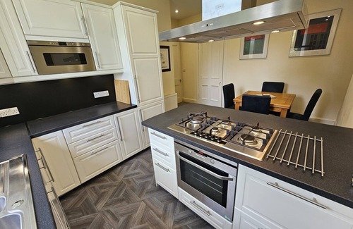 Newington Apartment | Lovely Apt sleeps 8 close to ctr