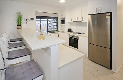 Buddina House | Lovely Beach House -Amazing Location, Pets - ZB9