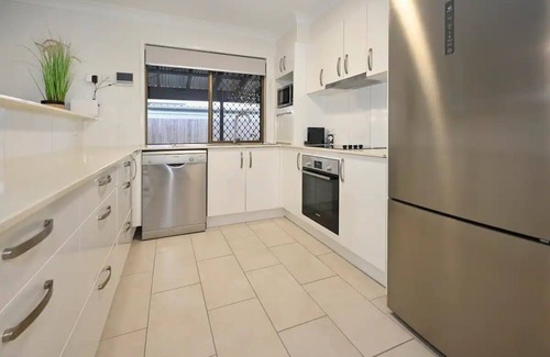 Buddina House | Lovely Beach House -Amazing Location, Pets - ZB9