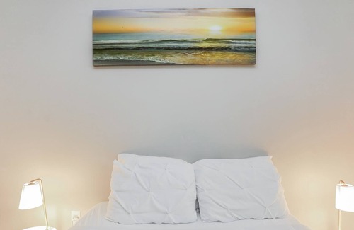 Fairfax Apartment | Lovely Bed Suite Fairfax + Street View Balcony- Free parking