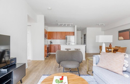 Northwest Bellevue Apartment | Lovely Bellevue 2BR w/Gym, W/D & Lounge, near Shops, by Blueground