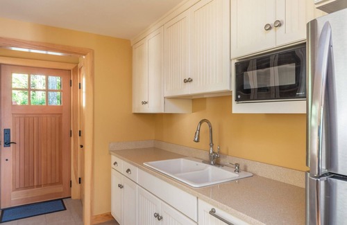 Meredith House | Lovely Black Cat Island waterfront