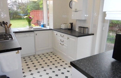 Mudeford House | LOVELY BUNGALOW JUST 200 YARDS FROM SEAFRONT WITH GARDEN - HB2087