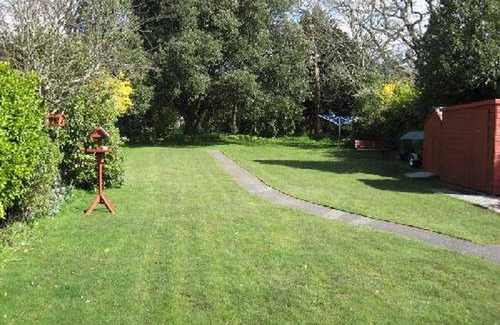 Mudeford House | LOVELY BUNGALOW JUST 200 YARDS FROM SEAFRONT WITH GARDEN - HB2087