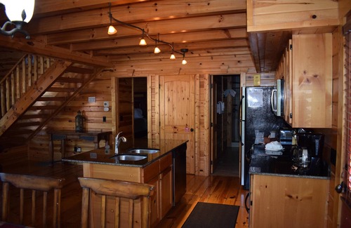 White Oak Lodge Cabin | Lovely Cabin-Centrally Located to All the Vacation Fun!