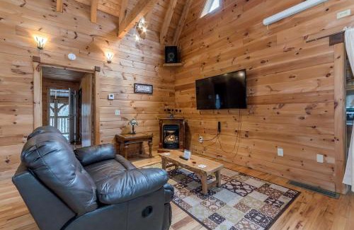 Helen House | Lovely Cabin with Hot-tub and Fireplace in Cleveland, Georgia
