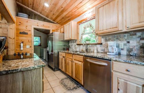 Helen House | Lovely Cabin with Hot-tub and Fireplace in Cleveland, Georgia