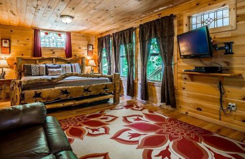 Helen House | Lovely Cabin with Hot-tub and Fireplace in Cleveland, Georgia