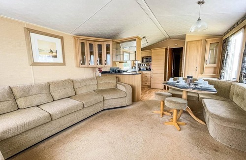 Pakefield House | Lovely caravan by the beach in Pakefield, Suffolk ref 68007CL