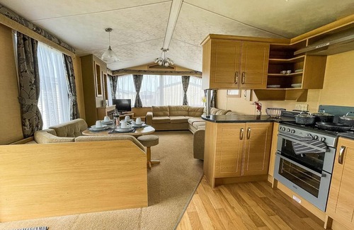 Pakefield House | Lovely caravan by the beach in Pakefield, Suffolk ref 68007CL