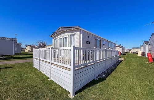 Pakefield House | Lovely caravan with seaviews, Wi-Fi and decking near Pakefield beach ref 68040CR