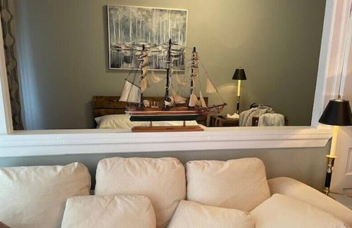 Bloomfield Apartment | Lovely Center Bloomfield Apt