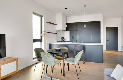 City Park West Apartment | Lovely City Park 2BR w/ Balcony & W/D, near Uptown dining, by Blueground