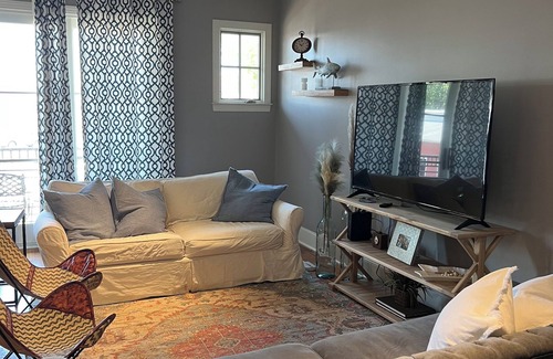 Oxford Condo | Lovely Condo One Block Off The Square Less Than A Mile To The Grove