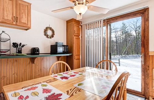 Eagle River Condo | Lovely condo w/a lake access plus shared tennis & basketball courts