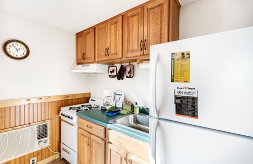 Eagle River Condo | Lovely condo w/a lake access plus shared tennis & basketball courts