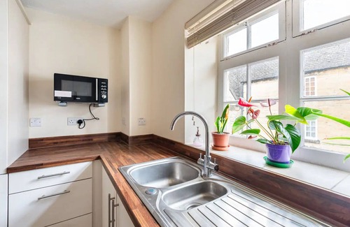 Cirencester Apartment | Lovely Cotswolds 1 bed nr town centre yet mins from river and countryside walks