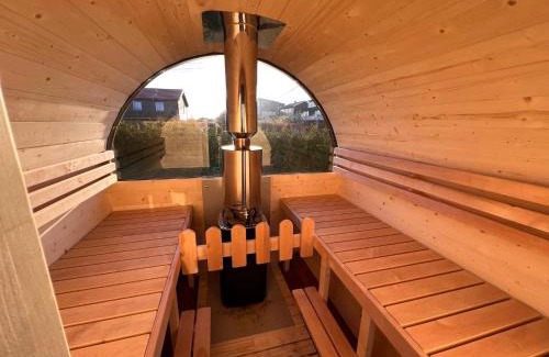 Steinsland House | lovely cottage by the sea with hot tub and sauna