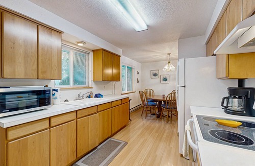 Tolovana Park House | Lovely cottage near the beach with free WiFi, cable, and outdoor deck
