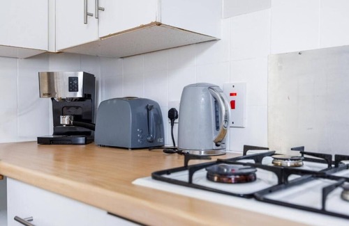 Southend-on-Sea Apartment | Lovely & Cozy 2BR City Centre Nr High St by Everhome Ltd