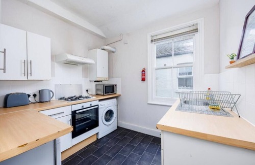 Southend-on-Sea Apartment | Lovely & Cozy 2BR City Centre Nr High St by Everhome Ltd