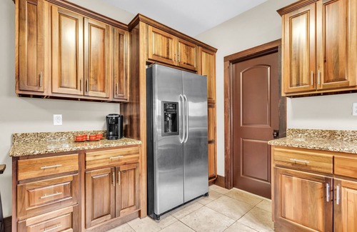 Atlanta House | Lovely dog-friendly home with tennis, grill, fireplace, & washer/dryer