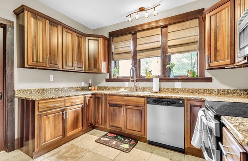 Atlanta House | Lovely dog-friendly home with tennis, grill, fireplace, & washer/dryer