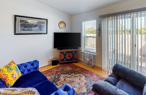 North Bend House | Lovely downtown getaway near the beach with gas grill, furnished patio & WiFi