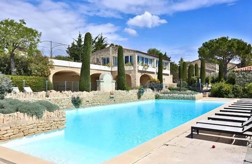 Gordes Cottage | Lovely dry-stone Bastidon in a private estate with swimming pool.